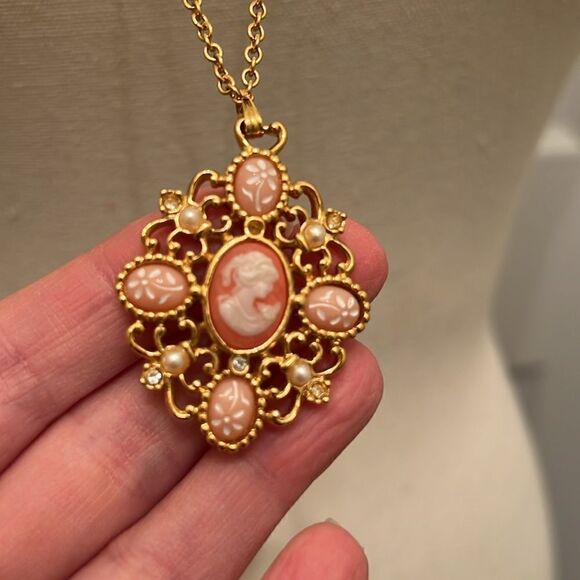 Vintage Avon five cameo necklace. - Picture 1 of 8